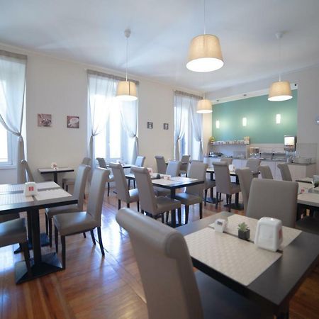 Hotel Moderno Леко Екстериор снимка