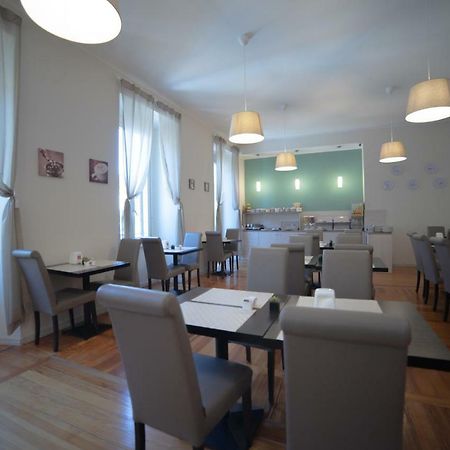 Hotel Moderno Леко Екстериор снимка
