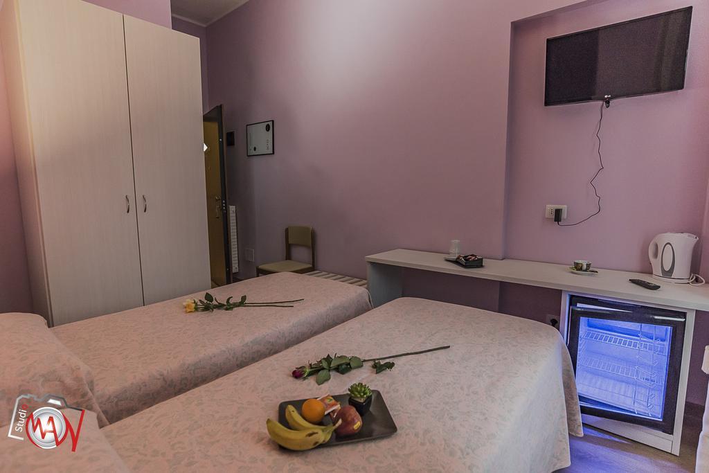 Hotel Moderno Леко Екстериор снимка