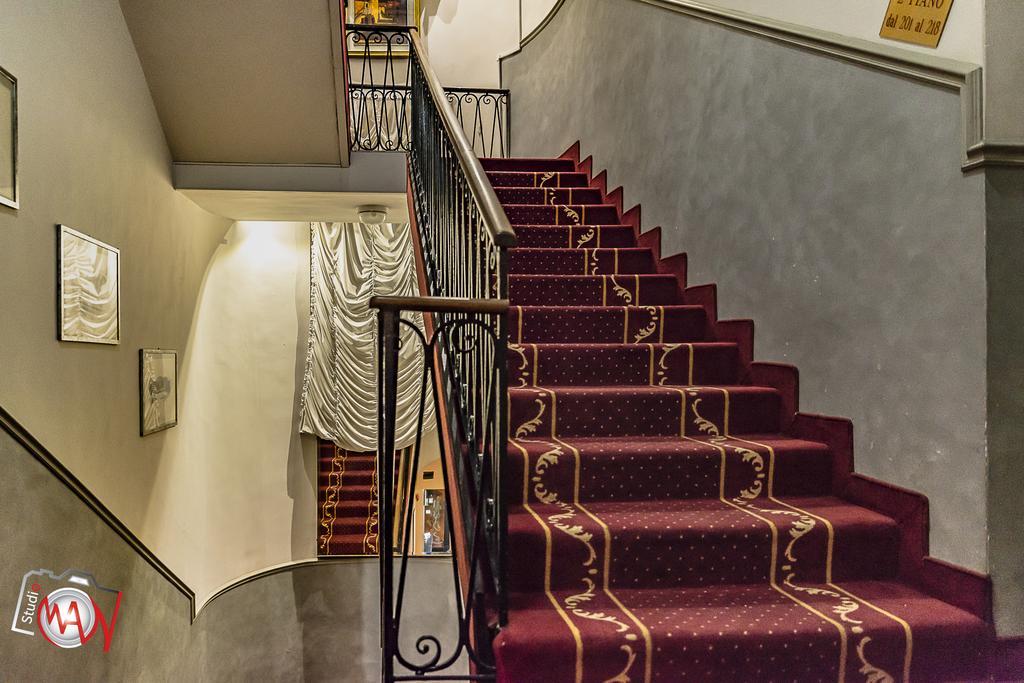 Hotel Moderno Леко Екстериор снимка