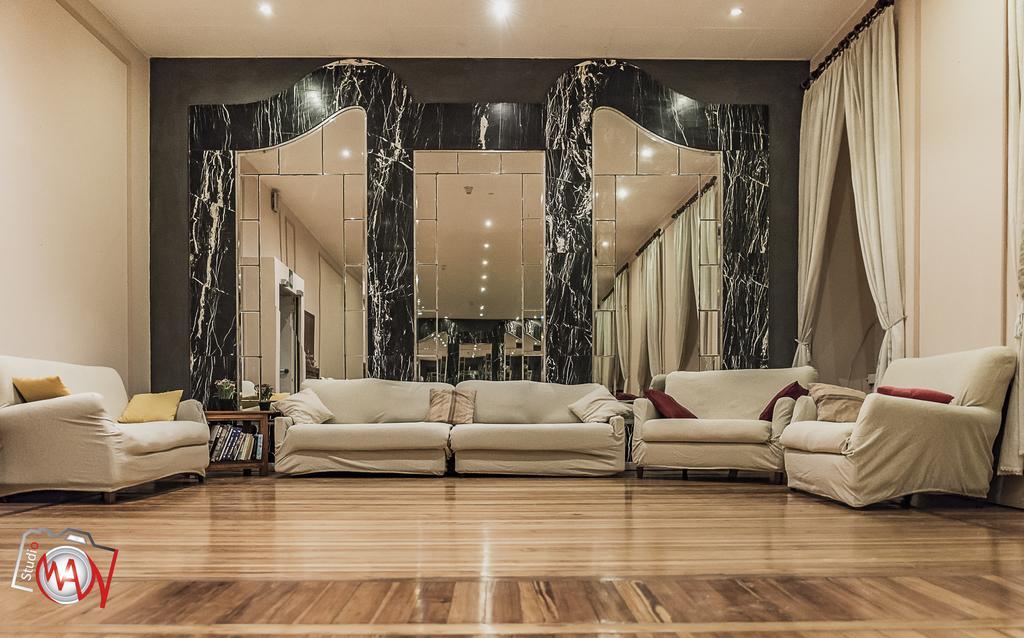 Hotel Moderno Леко Екстериор снимка