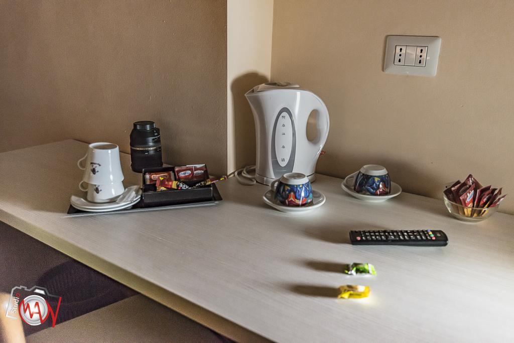 Hotel Moderno Леко Екстериор снимка
