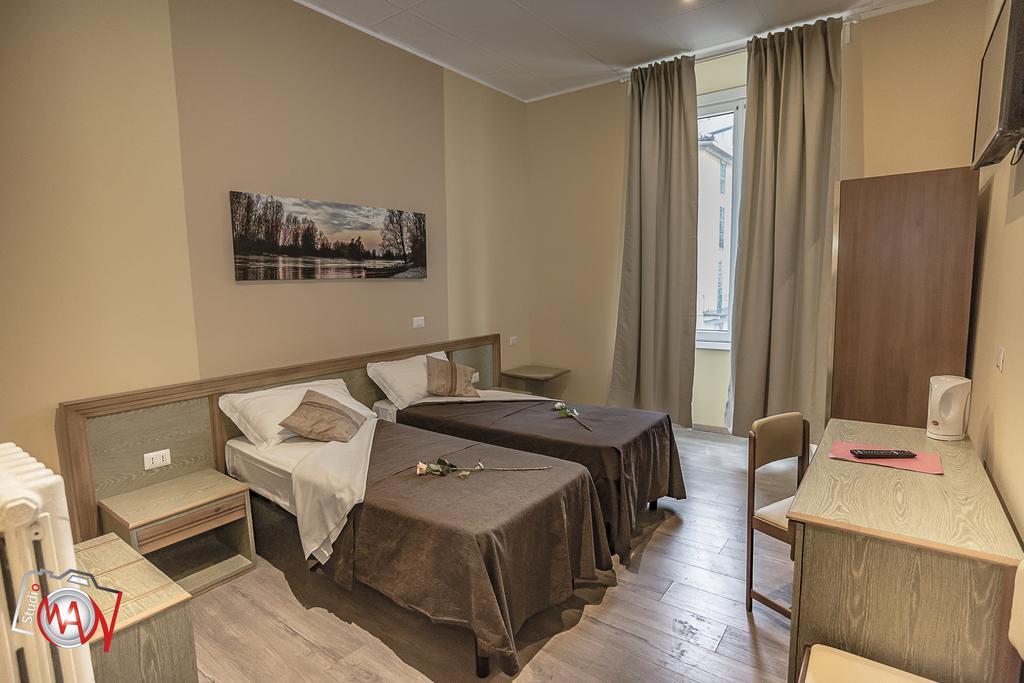 Hotel Moderno Леко Екстериор снимка