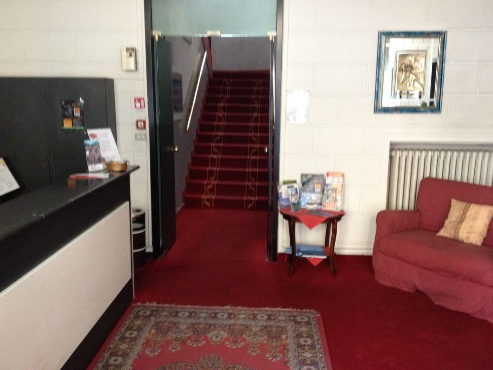 Hotel Moderno Леко Екстериор снимка