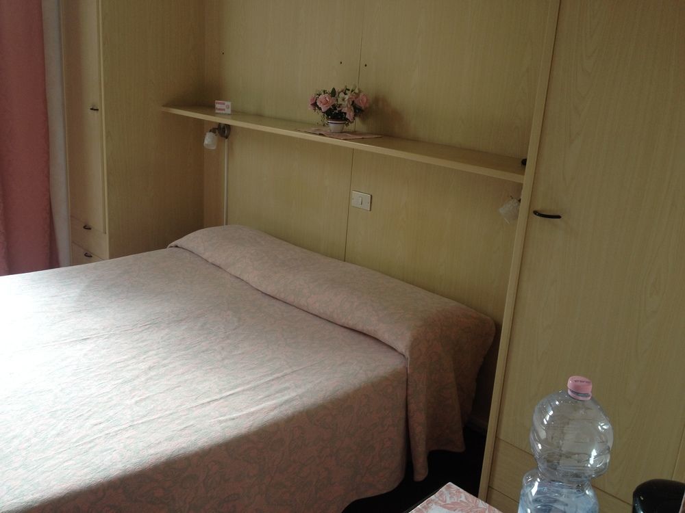 Hotel Moderno Леко Екстериор снимка