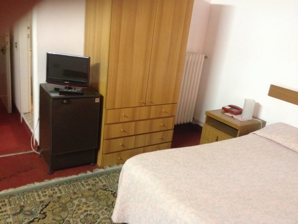Hotel Moderno Леко Екстериор снимка