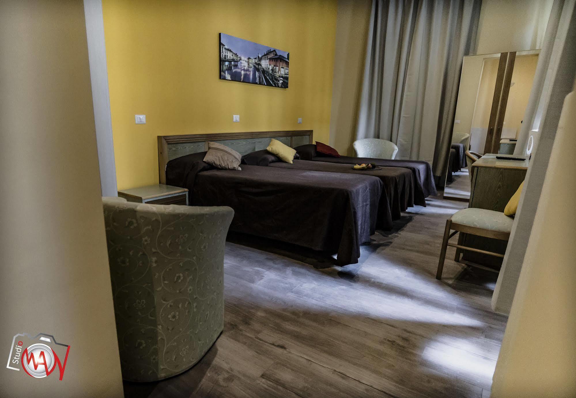 Hotel Moderno Леко Екстериор снимка