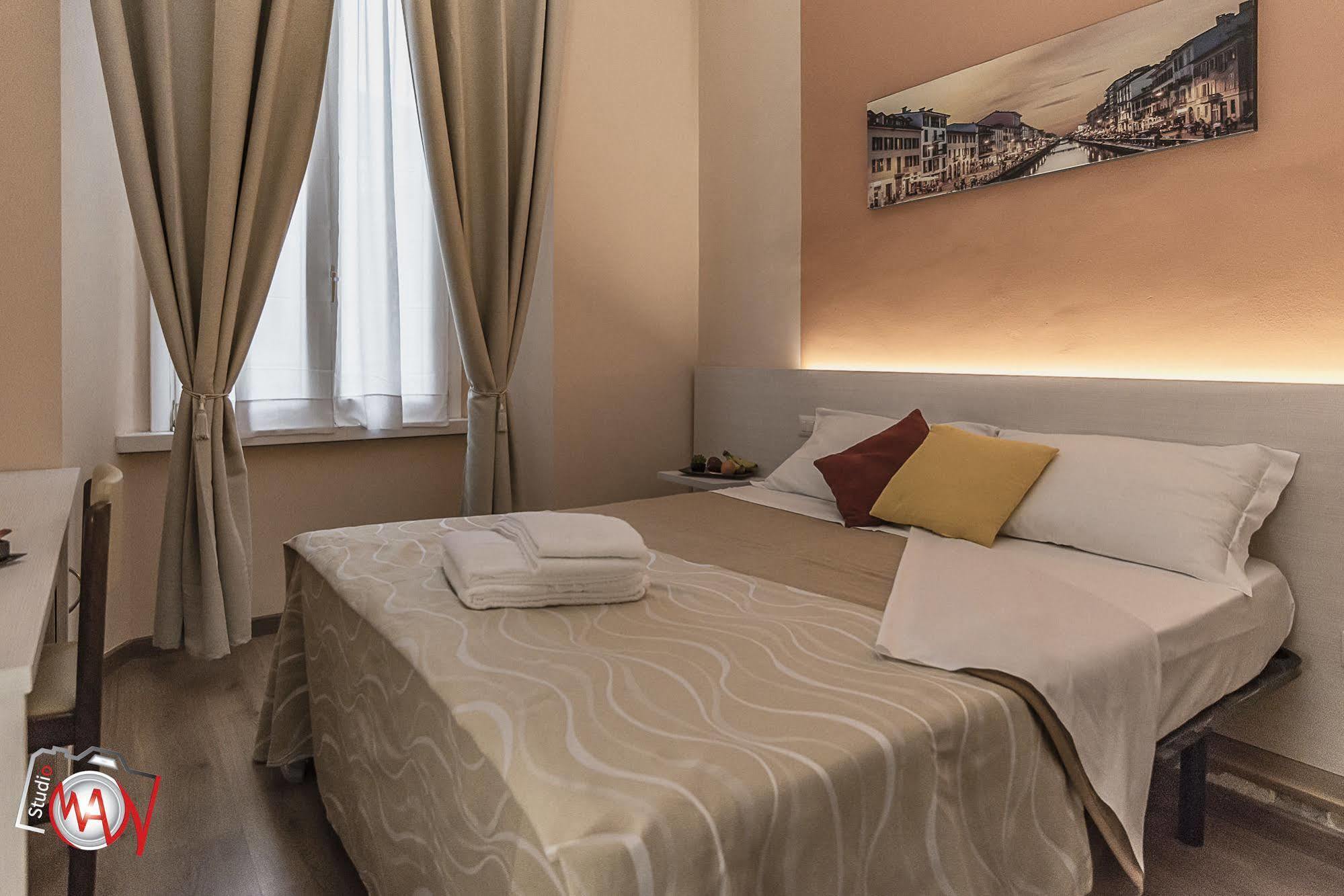 Hotel Moderno Леко Екстериор снимка