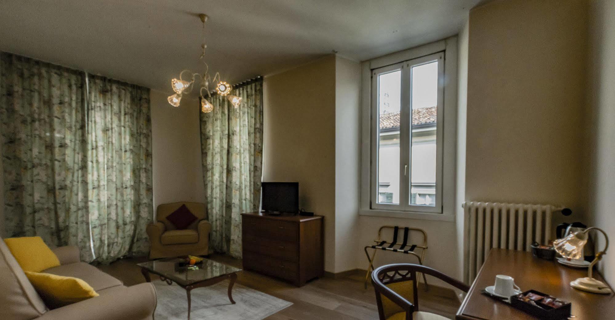 Hotel Moderno Леко Екстериор снимка