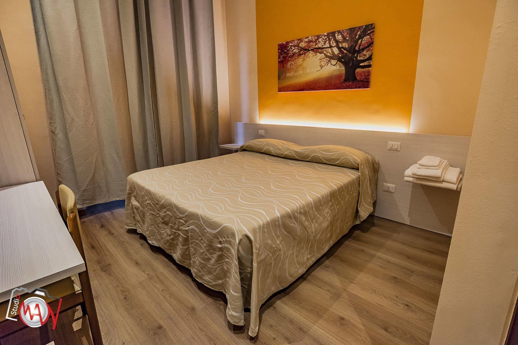Hotel Moderno Леко Екстериор снимка