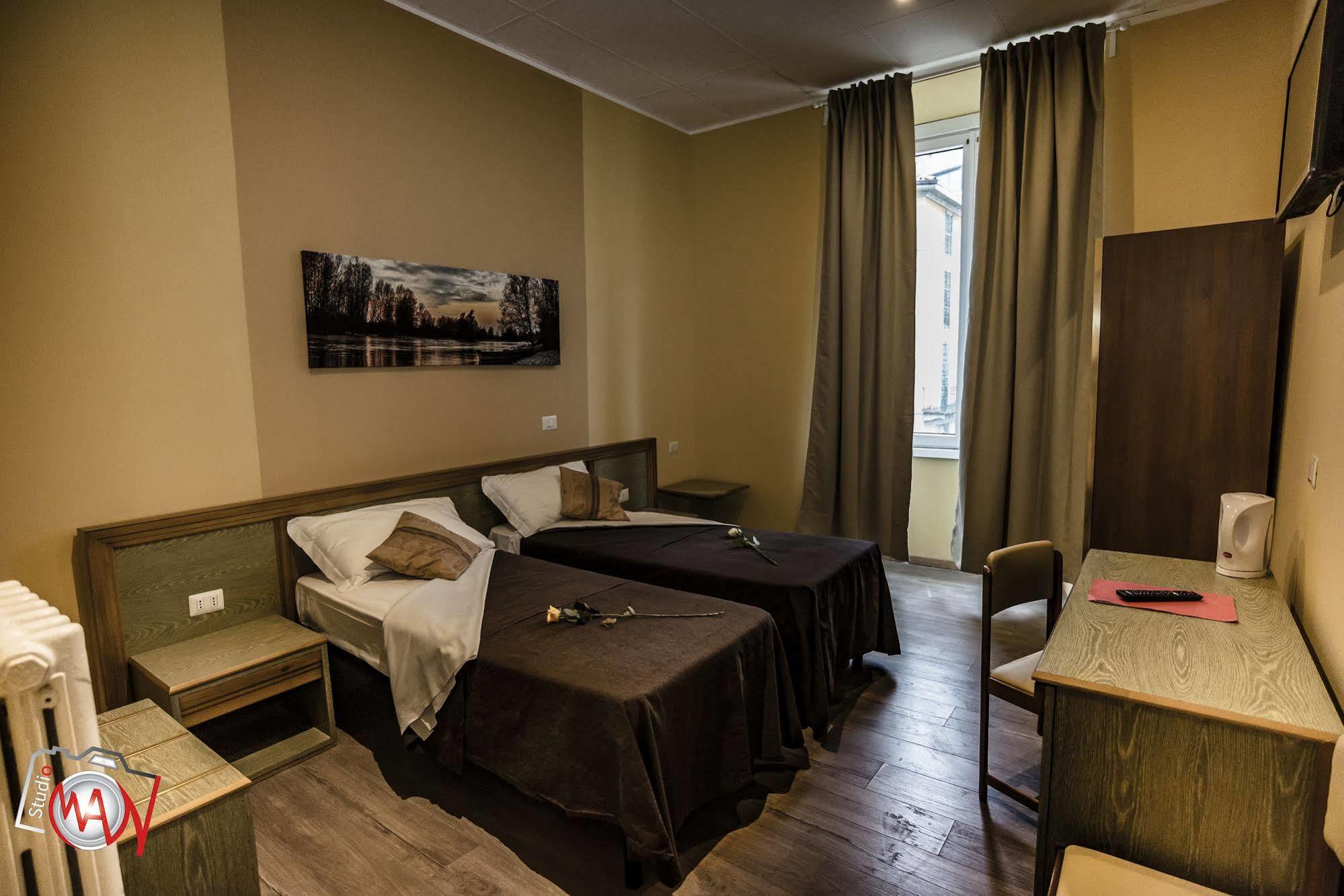 Hotel Moderno Леко Екстериор снимка