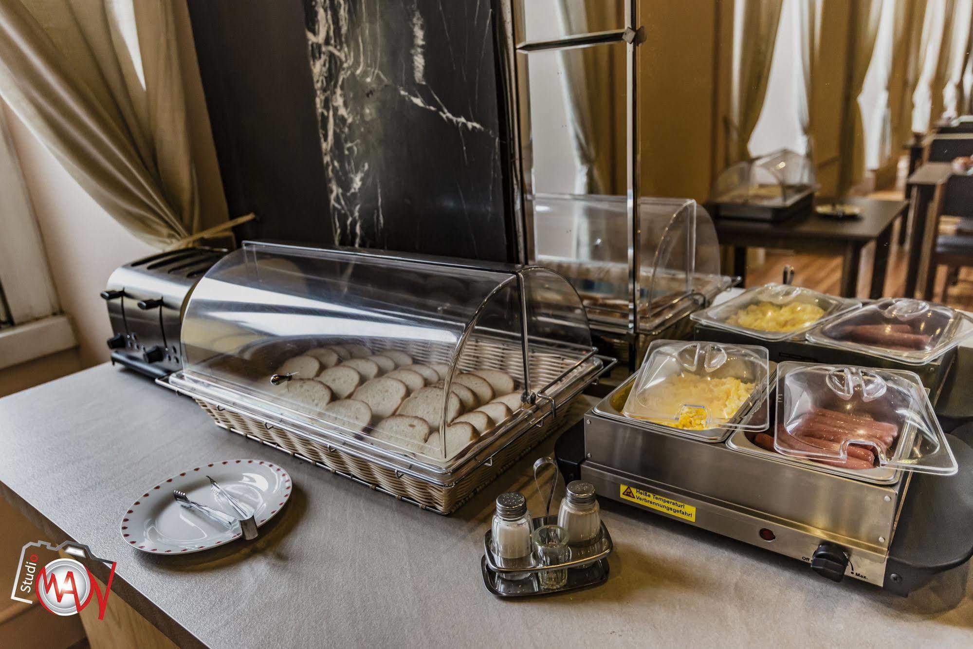 Hotel Moderno Леко Екстериор снимка
