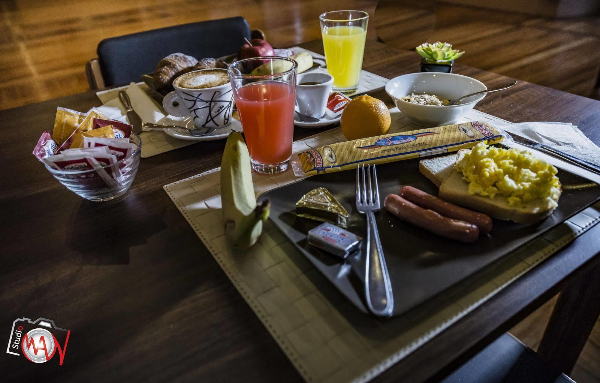 Hotel Moderno Леко Екстериор снимка