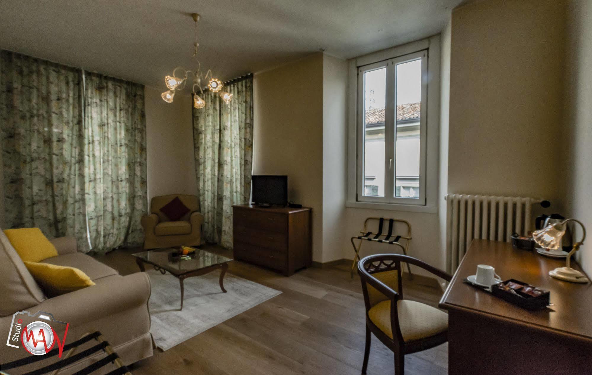 Hotel Moderno Леко Екстериор снимка
