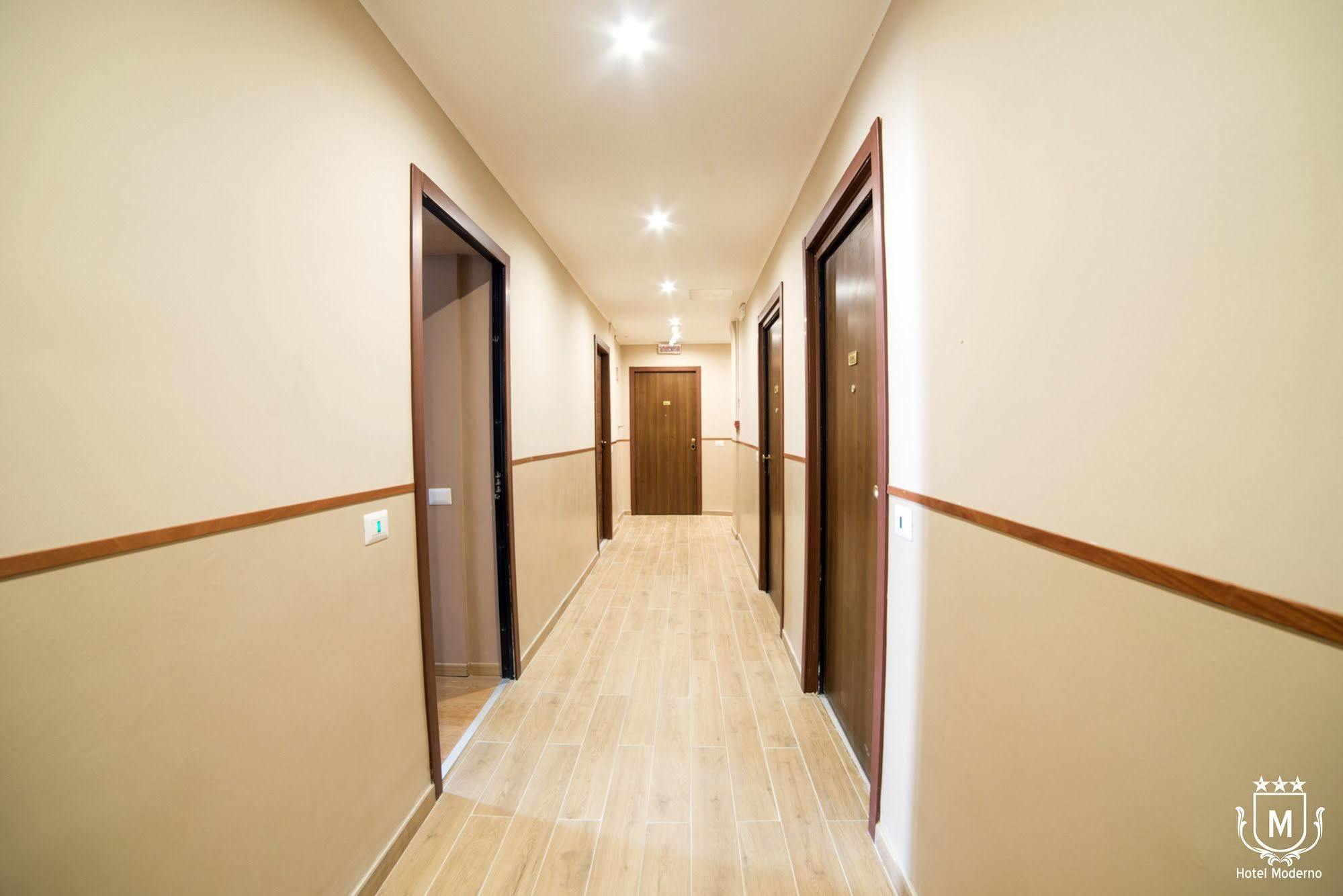 Hotel Moderno Леко Екстериор снимка
