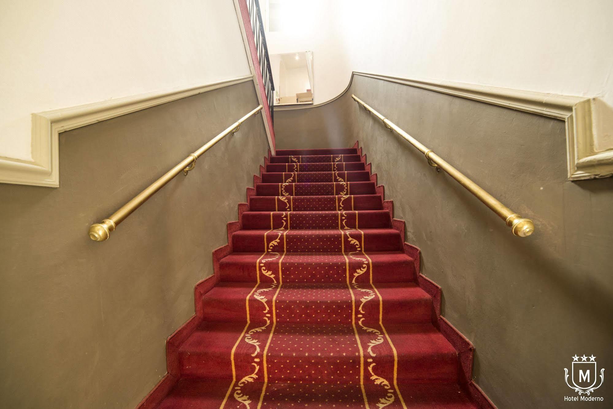 Hotel Moderno Леко Екстериор снимка