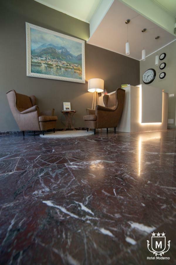 Hotel Moderno Леко Екстериор снимка