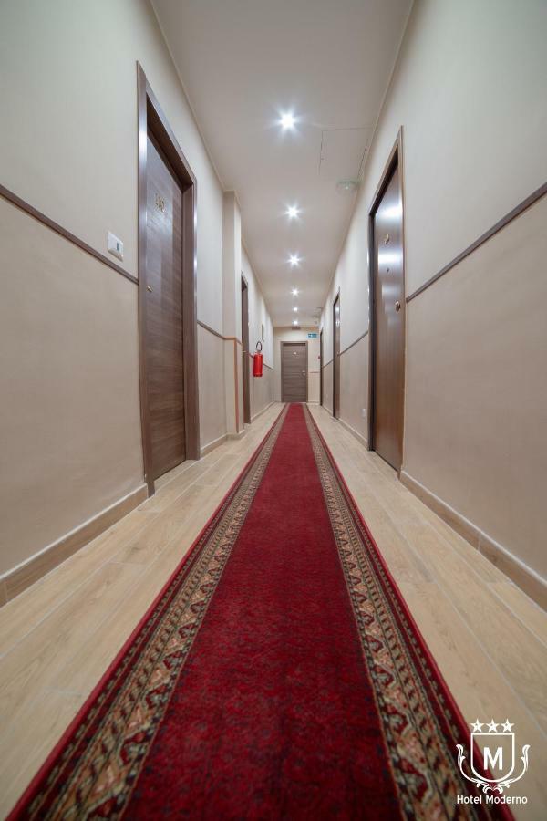 Hotel Moderno Леко Екстериор снимка