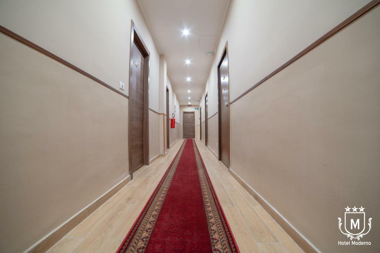 Hotel Moderno Леко Екстериор снимка